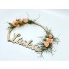 Dřevěný věnec s květy láska