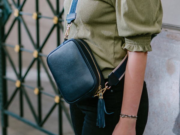 Crossbody kabelka: ideální společník do města