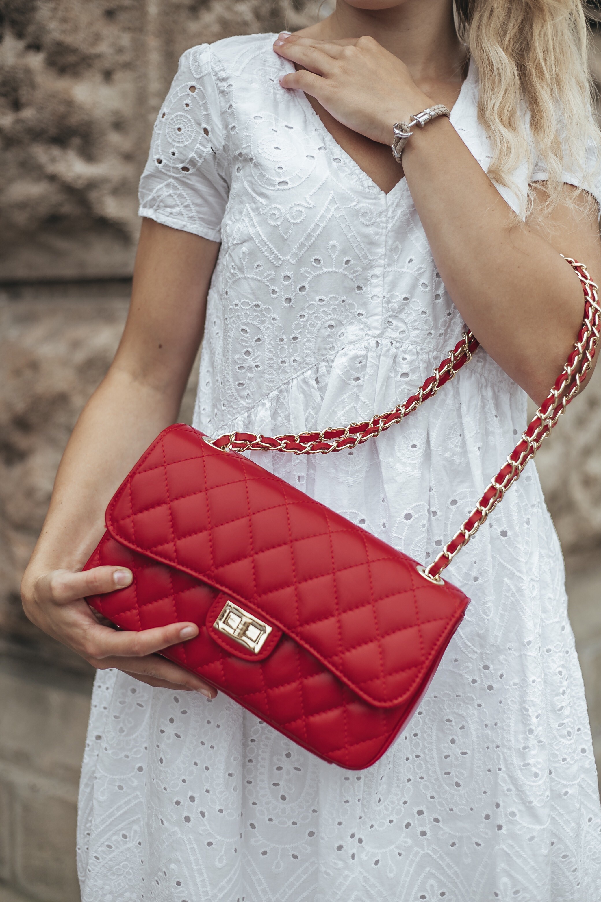 NovaKabelka.sk Eliana Blu.
Dĺžka retiazky cez rameno je 120 cm.
Ďalšie farebné varianty kabelky nájdete tu.