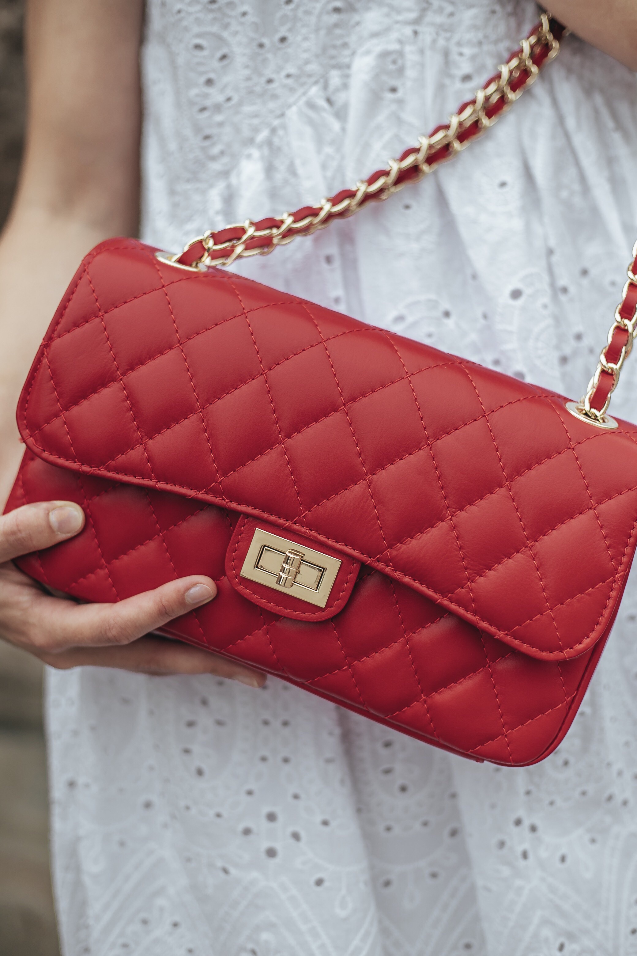 NovaKabelka.sk Eliana Blu.
Dĺžka retiazky cez rameno je 120 cm.
Ďalšie farebné varianty kabelky nájdete tu.