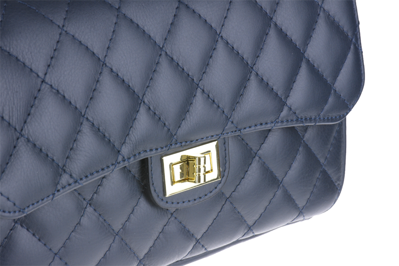 NovaKabelka.sk Eliana Blu.
Dĺžka retiazky cez rameno je 120 cm.
Ďalšie farebné varianty kabelky nájdete tu.