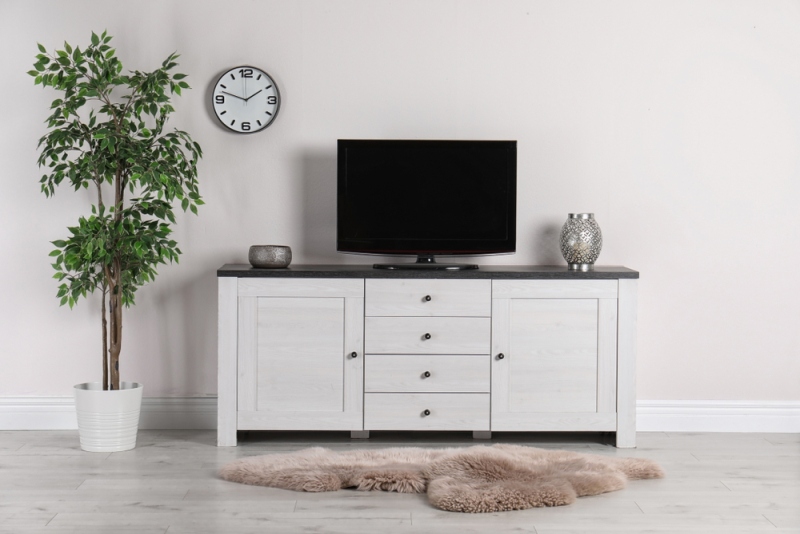 Miesto obývacích stien vyberte úzky stolík, ktorý nezaberie priveľa miesta.