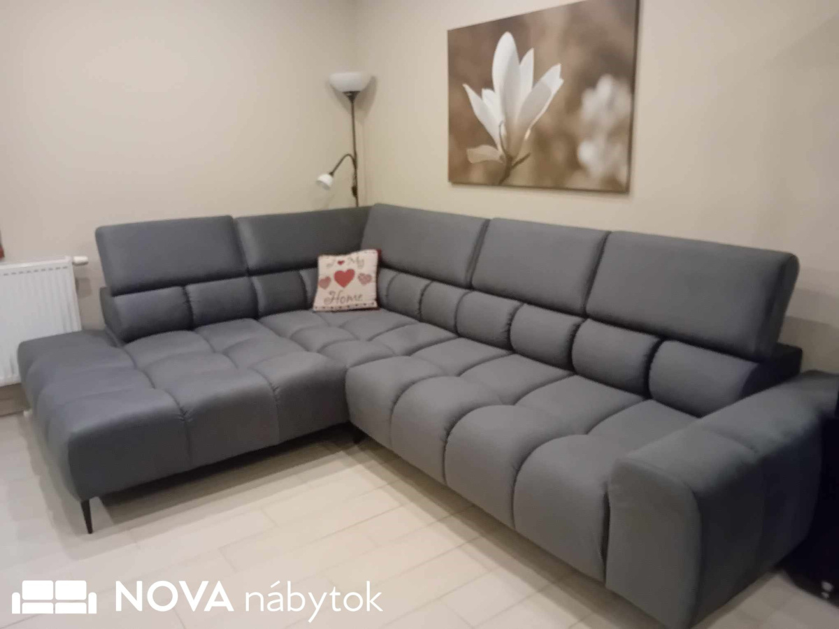 Sedačka v tvare L COTTA L v sivom poťahu s polohovacími opierkami hlavy v obývačke