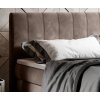 Čalúnená posteľ - detail čela a vankúšov - hnedé čalúnenie