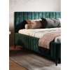 Tmavozelená čalúnená posteľ - v interiéri spálne - pohľad zošikma s čelom