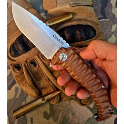 Český zavírací nůž CHARON s hnědou rukojetí a odolnou čepelí z nerezové oceli N690.