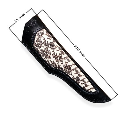 Detail ručně šitého koženého pouzdra s výrazným hadím vzorem a poutkem na opasek