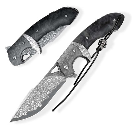 Zavírací damaškový nůž Dellinger Auslöser Carbon s černou rukojetí z uhlíkových vláken a bohatě gravírovaným ocelovým bolsterem.