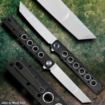 Celotitanový zavírací nůž Dellinger Kuzan Silver s čepelí tanto z práškové oceli CPM 20CV.