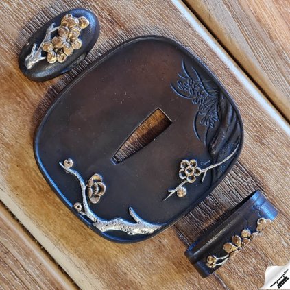 Tradiční japonská sada koshirae s motivem sakury pro sběratelskou katanu.