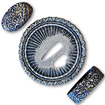 Výrazná výbava samurajského meče katana koshirae Unryū, s motivem draka v oblacích