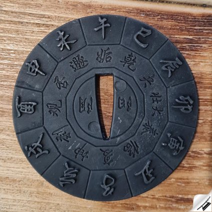 Tsuba – dekoratives Zubehör für ein Samurai-Schwert