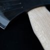 Tradiční kovaná japonská tesařská sekera Hand Axe s koženým pouzdrem. f