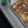 Luxusní zavírací nůž Dellinger Scorpion Maple Burlwood s čepelí San Mai a unikátní rukojetí z javorové kořenice. j
