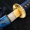Sběratelská replika meče katana Sensu no Michi s čepelí z překládané oceli a modrým opletem rukojeti. f