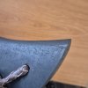 Damašková outdoorová sekera Dellinger Valhalla s topůrkem z palisandru a koženým pouzdrem. II. jakost - detail vady topůrka