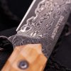 Damaškový lovecký nůž Dellinger Olive Camp s rukojetí z olivového dřeva a kydexovým pouzdrem. d