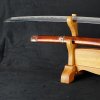 Tradiční dvoupatrový stojan z lakovaného dřeva pro bezpečné vystavení katan, wakizashi i tanto. d
