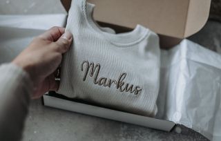 Hledáte dárek, který potěší a zůstane vzpomínkou navždy? Naše kvalitní bodýčka s vyšitým jménem jsou tou pravou volbou ❤️...