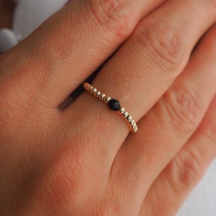 Prstýnek Black s broušeným korálkem gold filled Nufs Design