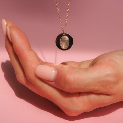 Personalizovaný náhrdelník s gravírovaným otiskem prstu v barvě růžového zlata z rose gold filled materiálu Nufs Design