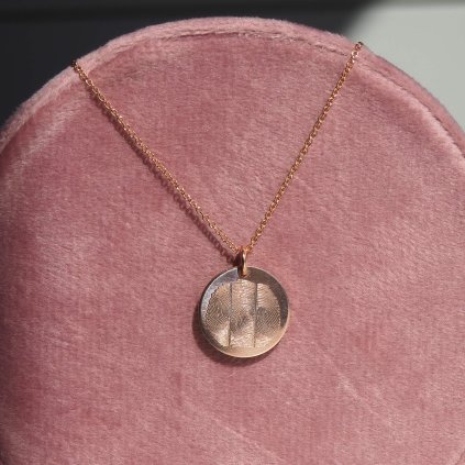 Personalizovaný náhrdelník s gravírovanými otisky prstu v barvě růžového zlata z rose gold filled materiálu Nufs Design