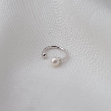 Elegantní stříbrný ear cuff s jemnou perlou Nufs Design