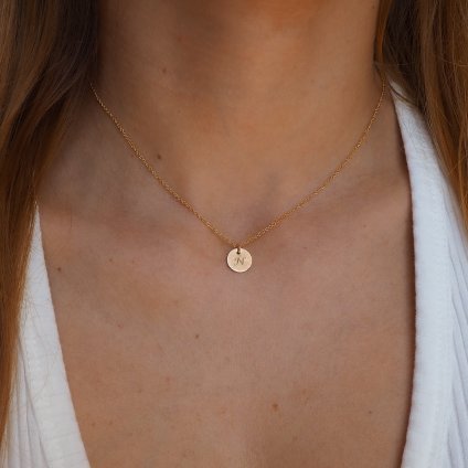 Minimalistický medailonek na řetízku s iniciálou gold filled Nufs Design
