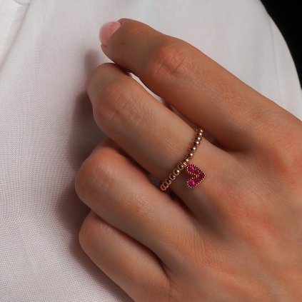2,5 mm kuličkový prstýnek Classic rose gold filled s pozlaceným srdíčkem Nufs Design na ruce