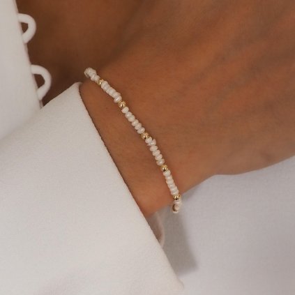 Perlový náramek Minimal s gold filled kuličkami vyfocený na ruce Nufs Design