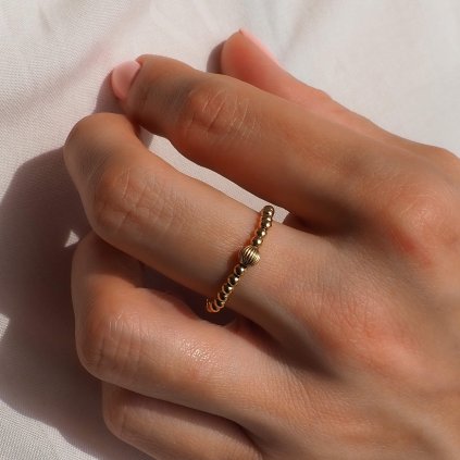 2,5 mm kuličkový prstýnek Wrinkle gold filled na ruce Nufs Design