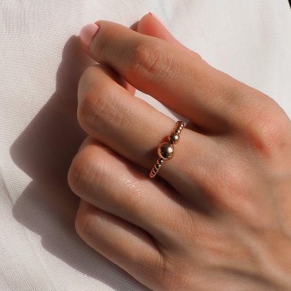 2,5 mm kuličkový prstýnek Asymmetry rose gold filled Nufs Design na ruce