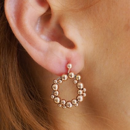 Náušnice kulaté Bubble Circle rose gold filled v uchu Nufs Design