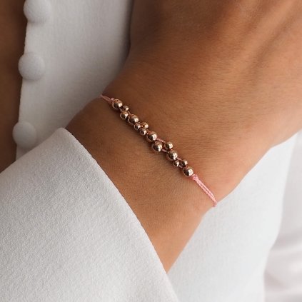 Náramek šňůrkový na ruku Bubble z rose gold filled materiálu Nufs Design na ruce