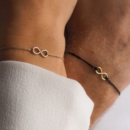 Set Nekonečno gold filled pro spřízněné duše pro ni a pro něj Nufs Design vyfocené na ruce