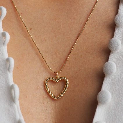 Náhrdelník s přívěskem Heart Twist gold filled na těle Nufs Design