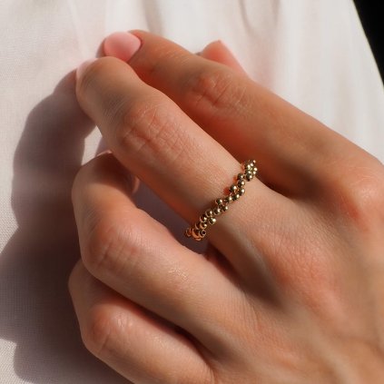minimalistický prsten Bubble Minimal z plněného zlata na ruce