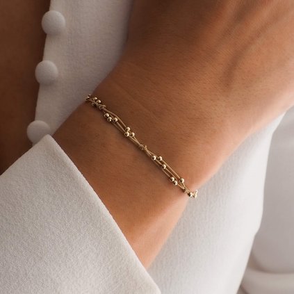 Uzlíkový náramek z gold filled materiálu Nufs Design na ruce na béžové šňůrce