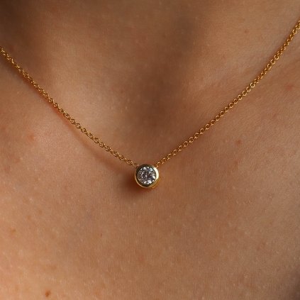 Minimalistický elegantní náhrdelník Zircon z pozlaceného sterlingového stříbra vyfocený na modelce v detailu Nufs Design