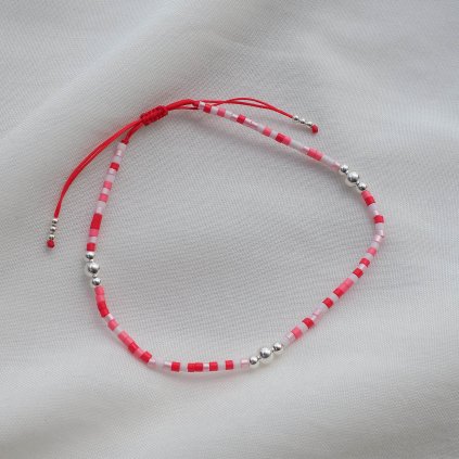 Šňůrkový náramek na kotník Flamingo stříbrný flat lay foto Nufs Design