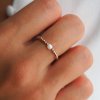 Prstýnek White rose gold filled s bílým broušeným korálkem Nufs Design
