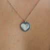 Stříbrný personalizovaný náhrdelník s gravírovanými otisky prstu ve tvaru srdce ze sterlingového stříbra Nufs Design