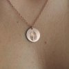 Personalizovaný náhrdelník s gravírovanými otisky prstu v barvě růžového zlata z rose gold filled materiálu Nufs Design