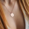 Personalizovaný náhrdelník s gravírovanými otisky prstu v barvě růžového zlata z rose gold filled materiálu Nufs Design