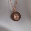 Personalizovaný náhrdelník s gravírovanými otisky prstu v barvě růžového zlata z rose gold filled materiálu Nufs Design