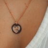 Personalizovaný náhrdelník s gravírovanými otisky prstu ve tvaru srdce v barvě růžového zlata z rose gold filled materiálu Nufs Design
