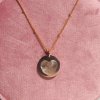 Personalizovaný náhrdelník s gravírovanými otisky prstu ve tvaru srdce v barvě růžového zlata z rose gold filled materiálu Nufs Design