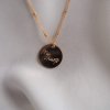 Personalizovaný zlatý náhrdelník s gravírovaným vlastním textem nebo obrázkem v barvě gold filled materiálu Nufs Design