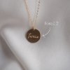 Personalizovaný zlatý náhrdelník s gravírovaným vlastním textem nebo obrázkem v barvě gold filled materiálu Nufs Design