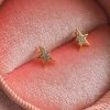 Náušnice Dainty Star zlaté posázené zirkonky detail v krabičce Nufs Design